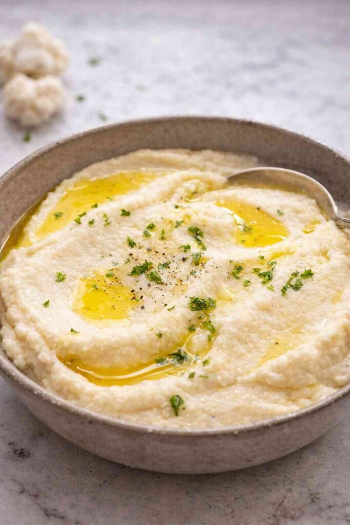 Cremiges Blumenkohlpüree mit Parmesan und Schmand – einfaches Blumenkohlpüree Rezept low carb