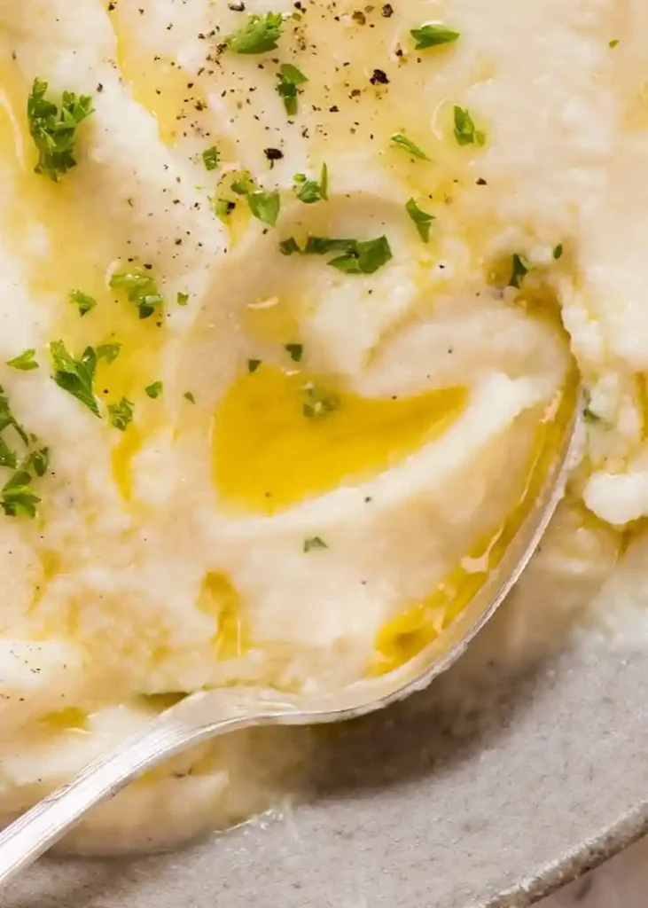 Cremiges Blumenkohlpüree mit Parmesan und Schmand – feines Blumenkohlpüree Rezept low carb mit Butter und Kräutern