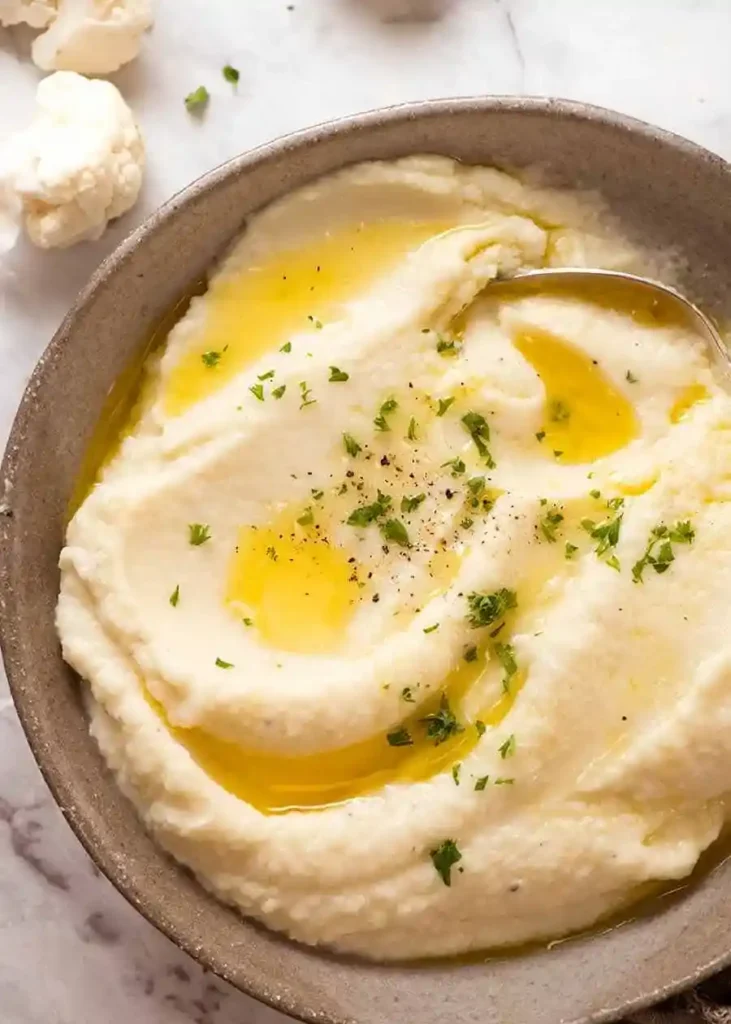 Cremiges Blumenkohlpüree mit Parmesan und Schmand – einfaches Blumenkohlpüree Rezept low carb mit Butter und Kräutern