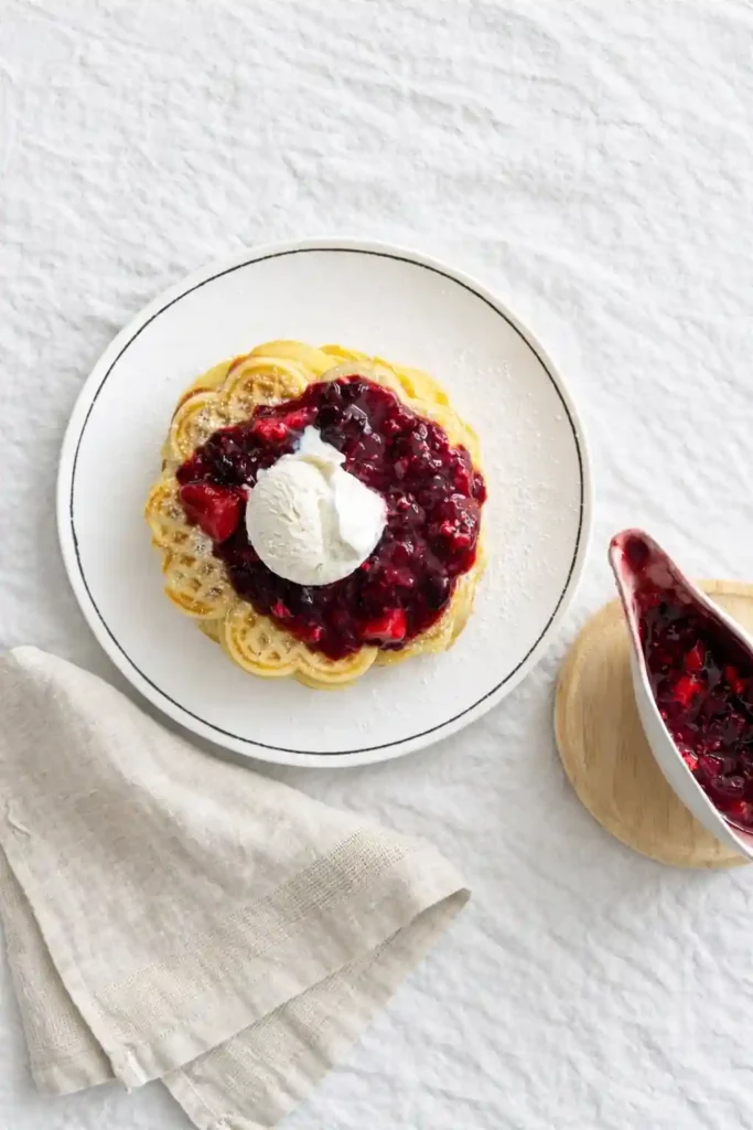 Rote Grütze Rezept DDR wie bei Oma mit Vanilleeis auf Waffeln – rote Grütze selbst gemacht klassisch serviert