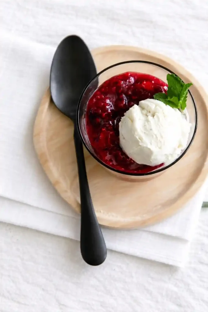 Rote Grütze Rezept DDR wie bei Oma mit Vanilleeis – rote Grütze selbst gemacht klassisch serviert