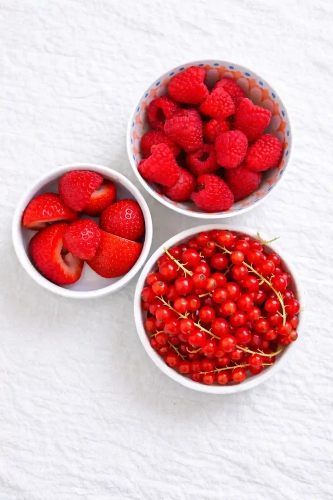 Frische Beeren für Rote Grütze Rezept DDR wie bei Oma – Erdbeeren, Himbeeren und Johannisbeeren