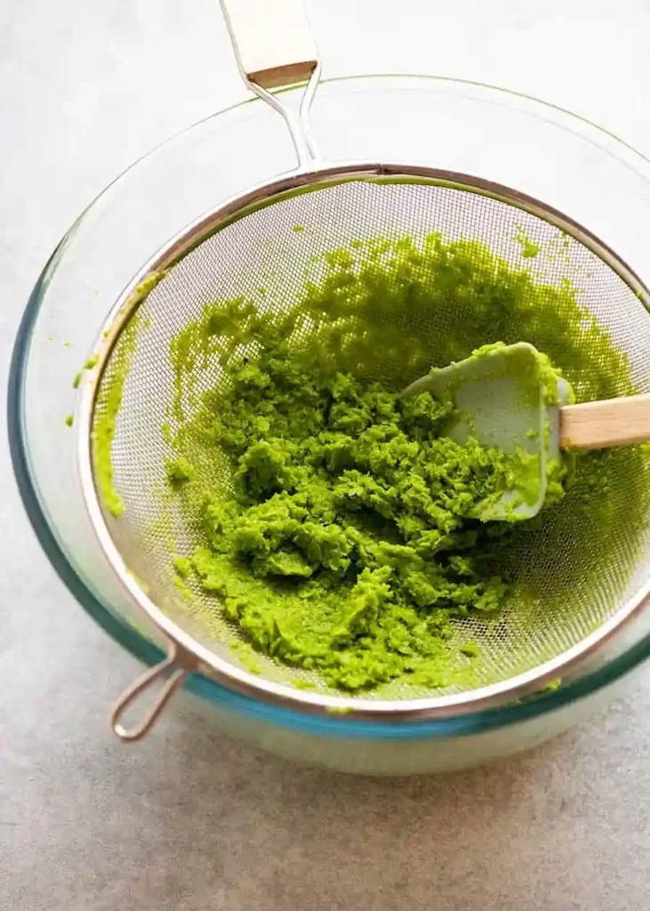 Erbsenpüree Rezept wie bei Oma durch ein Sieb streichen – cremiges Erbsenpüree klassisch extra fein selber machen