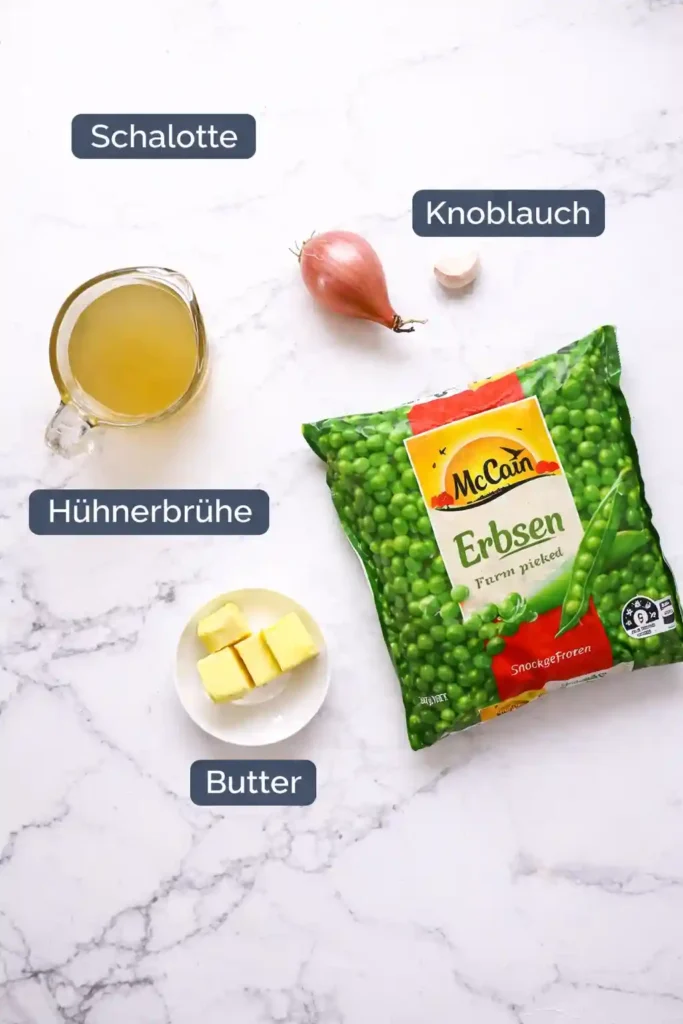 Zutaten für Erbsenpüree Rezept wie bei Oma – TK-Erbsen, Butter, Schalotte, Knoblauch und Brühe für cremiges Erbsenpüree