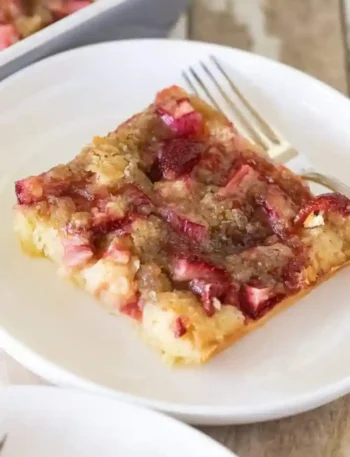 Erdbeer Rhabarber Kuchen vom Blech auf einem Teller serviert – saftiger Blechkuchen mit Erdbeeren und Rhabarber