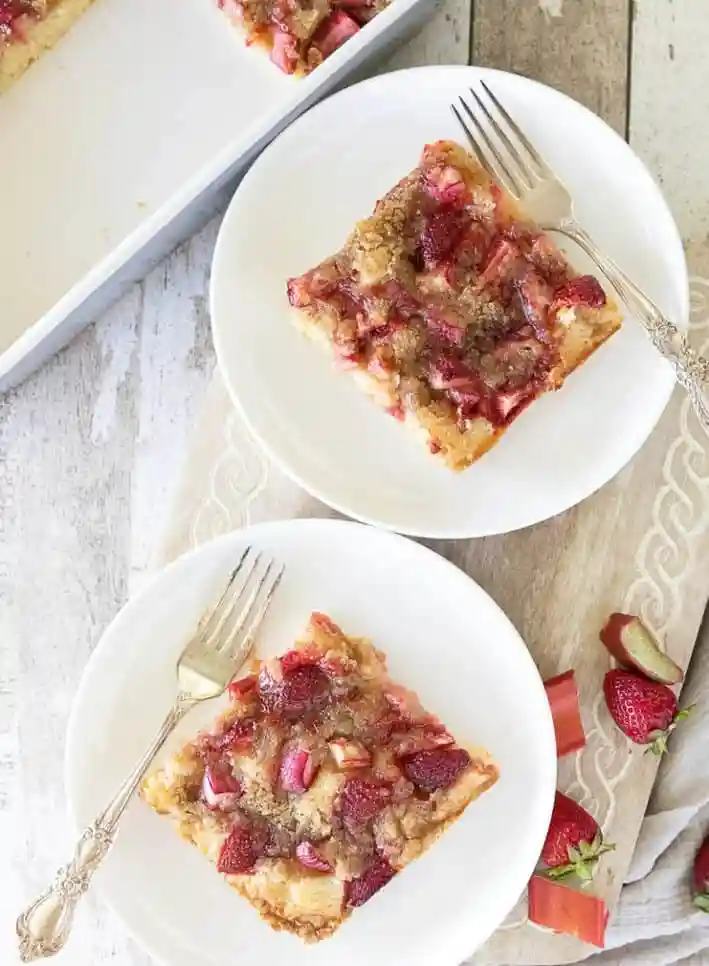 Erdbeer Rhabarber Kuchen vom Blech auf Tellern serviert – saftiger Blechkuchen mit Erdbeeren und Rhabarber