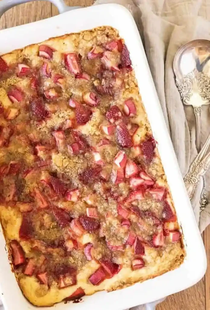 Erdbeer Rhabarber Kuchen vom Blech frisch gebacken – saftiger Blechkuchen mit Erdbeeren und Rhabarber