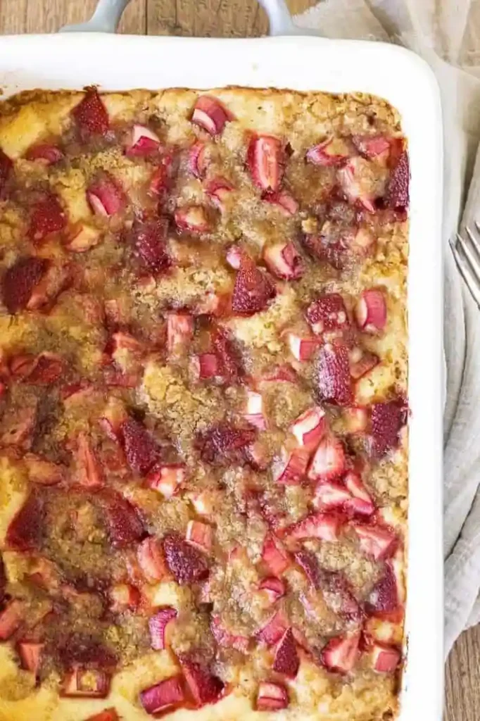 Erdbeer Rhabarber Kuchen vom Blech frisch gebacken – saftiger Blechkuchen mit Erdbeeren und Rhabarber