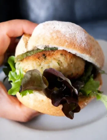 Bremer Fischbrötchen mit Fischfrikadelle, Salat und Gurken – klassisches Fischbrötchen Rezept zum selber machen