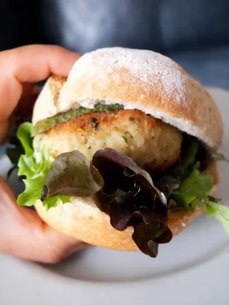 Bremer Fischbrötchen mit Fischfrikadelle, Salat und Gurken – klassisches Fischbrötchen Rezept zum selber machen