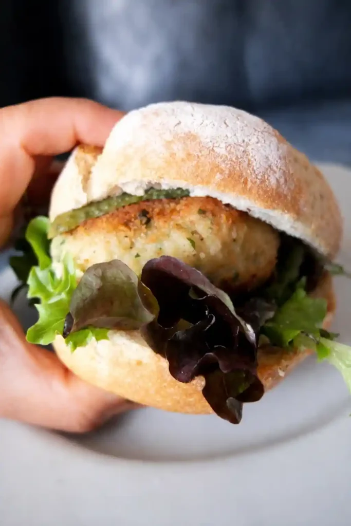 Bremer Fischbrötchen mit Fischfrikadelle, Salat und Gurken – klassisches Fischbrötchen Rezept zum selber machen