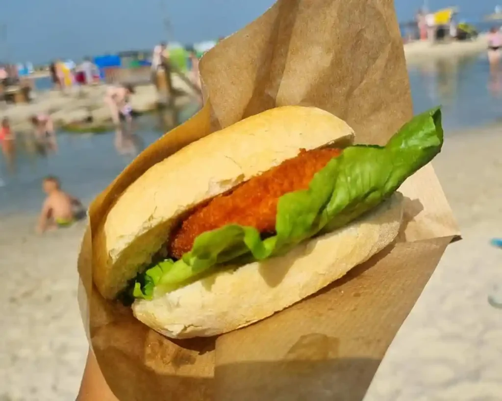Bremer Fischbrötchen mit Fischfrikadelle im Brötchen – klassisches Fischbrötchen Rezept aus Norddeutschland am Strand