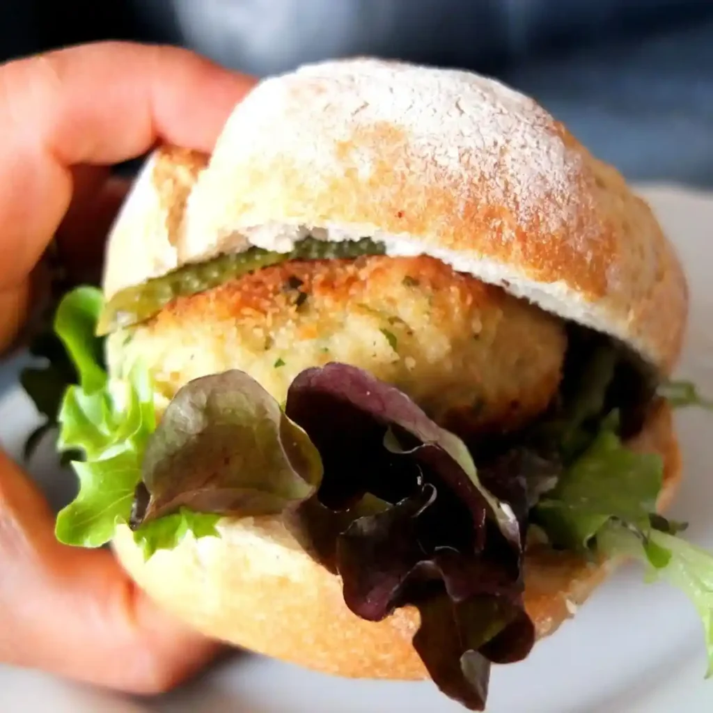 Bremer Fischbrötchen mit Fischfrikadelle, Salat und Gurke im knusprigen Brötchen – klassisches Fischbrötchen Rezept