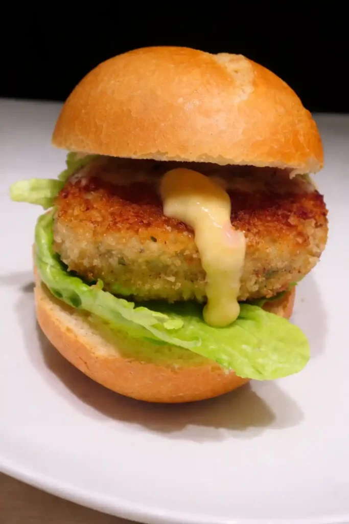 Bremer Fischbrötchen mit Fischfrikadelle, Salat und Remoulade im knusprigen Brötchen – klassisches Fischbrötchen Rezept
