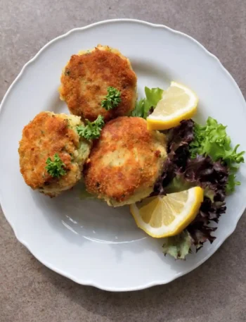 Fischfrikadellen Rezept DDR – knusprige Fischbuletten selber machen mit Zitrone und Salat