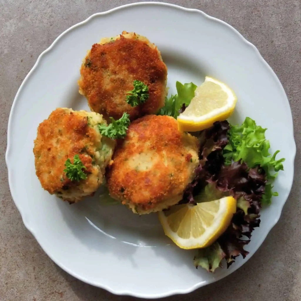 Knusprige Fischfrikadellen nach DDR Rezept mit Zitrone und Salat – Fischbuletten selber machen