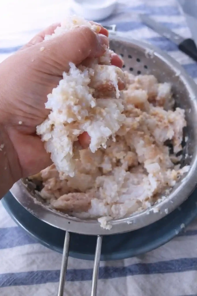 Brötchen für Fischfrikadellen Rezept DDR einweichen und ausdrücken für saftige Fischbuletten