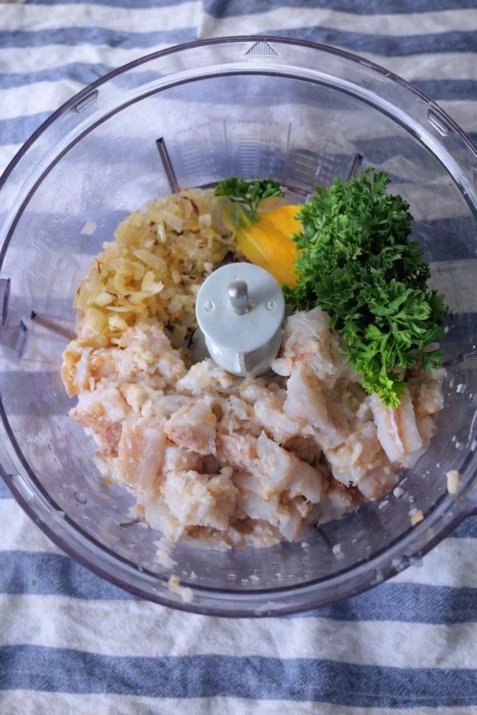 Brötchen für Fischfrikadellen Rezept DDR einweichen und ausdrücken für saftige Fischbuletten