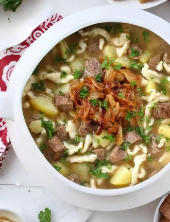 Gaisburger Marsch schwäbisch Rezept mit Rindfleisch, Spätzle und Kartoffeln in kräftiger Brühe mit geschmälzten Zwiebeln