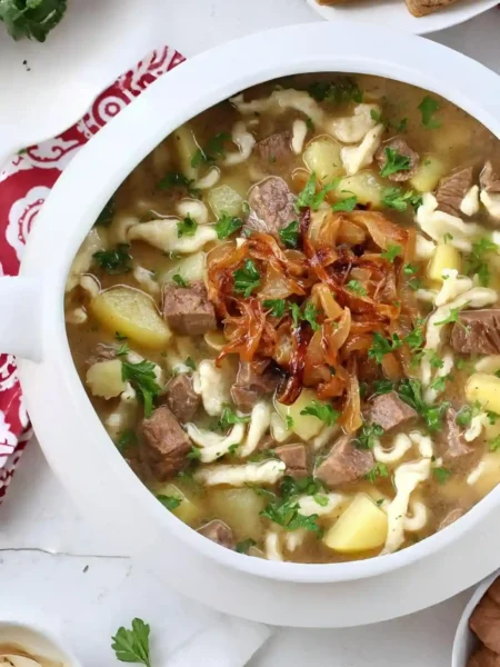 Gaisburger Marsch schwäbisch Rezept mit Rindfleisch, Spätzle und Kartoffeln in kräftiger Brühe mit geschmälzten Zwiebeln