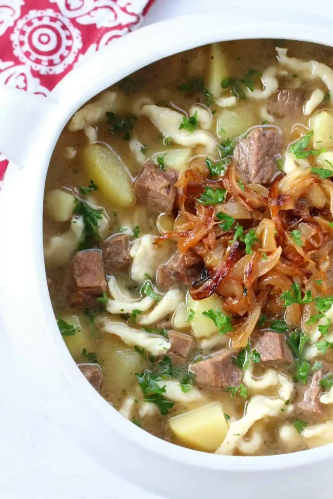 Gaisburger Marsch schwäbisch Rezept mit Rindfleisch, Spätzle und Kartoffeln in kräftiger Brühe mit geschmälzten Zwiebeln