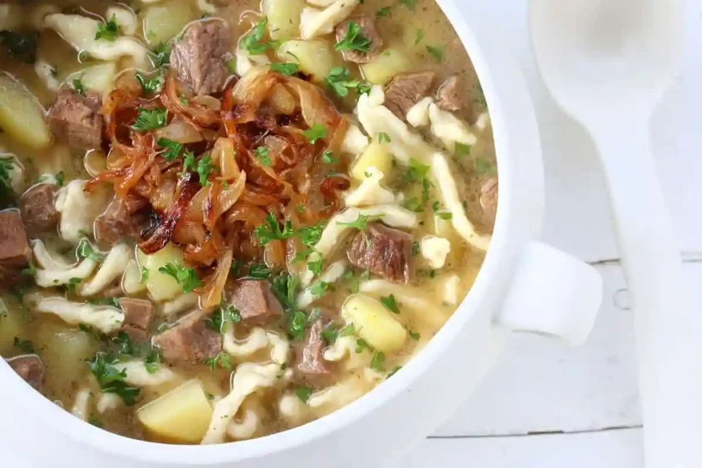 Gaisburger Marsch schwäbisch Rezept mit Rindfleisch, Spätzle und Kartoffeln – traditioneller schwäbischer Eintopf mit geschmälzten Zwiebeln