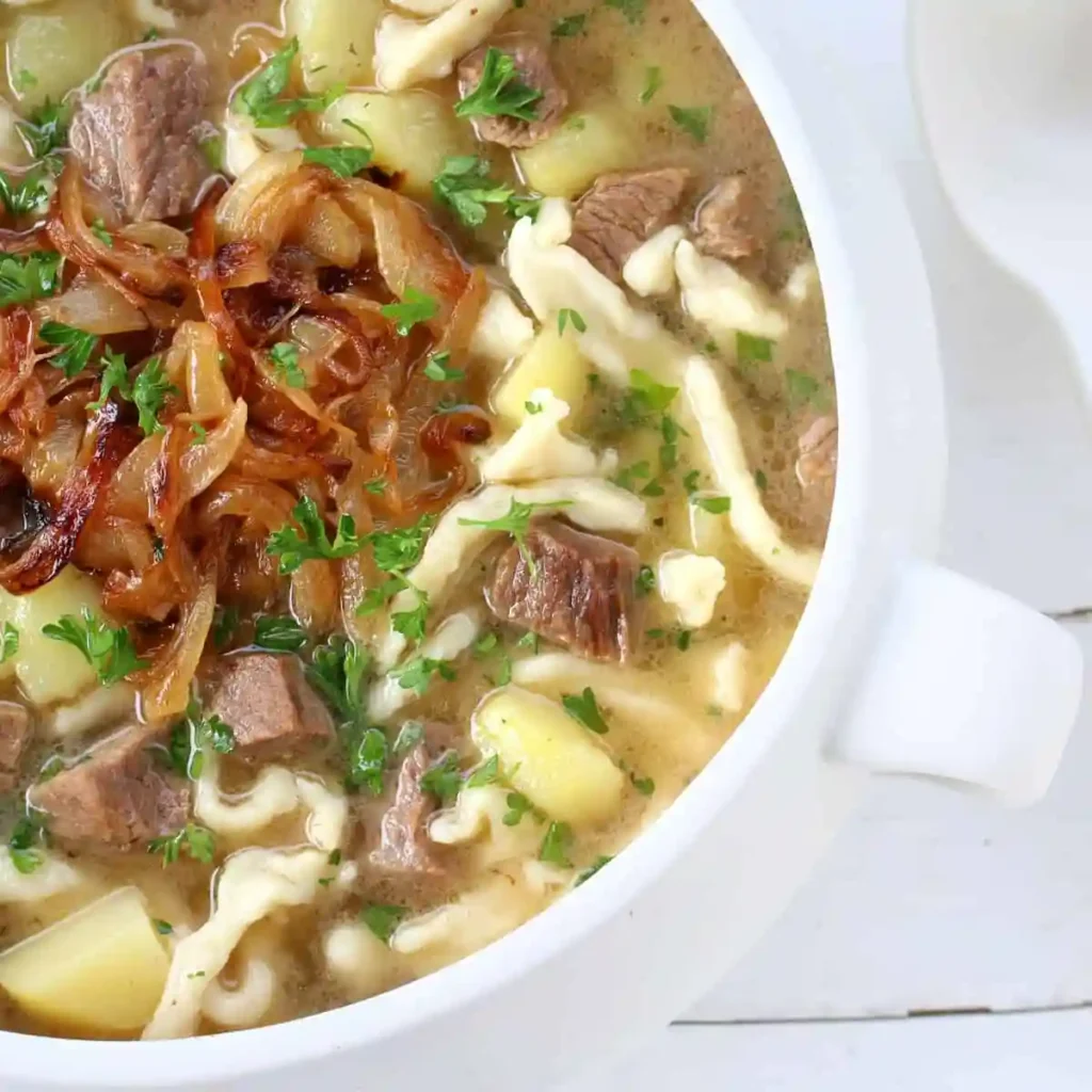 Gaisburger Marsch schwäbisch Rezept mit Rindfleisch, Kartoffeln und Spätzle in kräftiger Brühe mit geschmälzten Zwiebeln