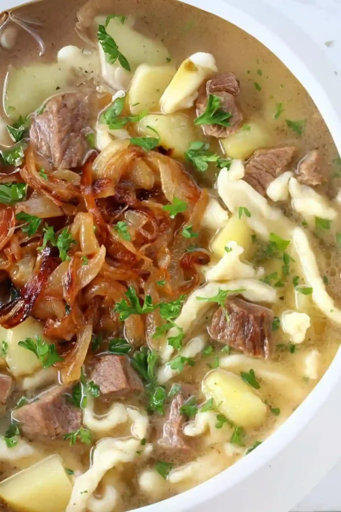 Gaisburger Marsch schwäbisch Rezept mit Rindfleisch, Spätzle und Kartoffeln – traditioneller schwäbischer Eintopf mit geschmälzten Zwiebeln