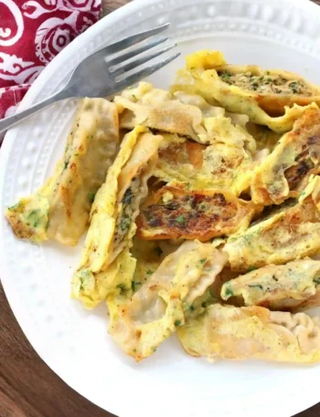 Gebratene Maultaschen Pfanne mit Ei auf einem Teller – knusprig angebratene Maultaschen aus der Pfanne