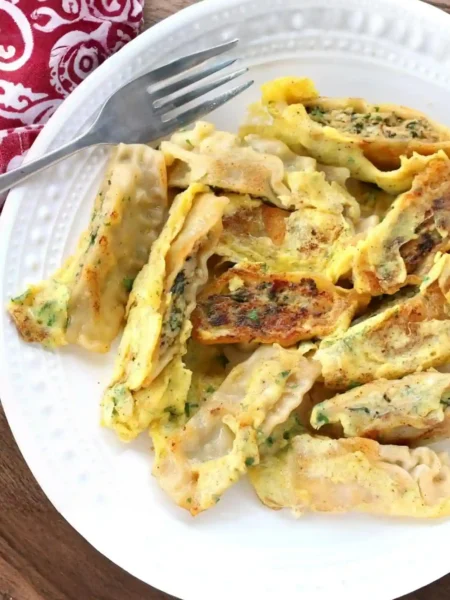 Gebratene Maultaschen Pfanne mit Ei auf einem Teller – knusprig angebratene Maultaschen aus der Pfanne