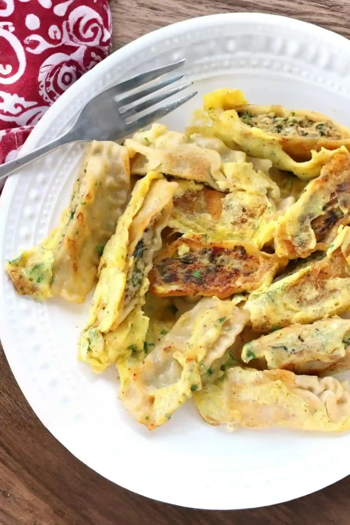 Gebratene Maultaschen Pfanne mit Ei auf einem Teller – knusprig angebratene Maultaschen aus der Pfanne