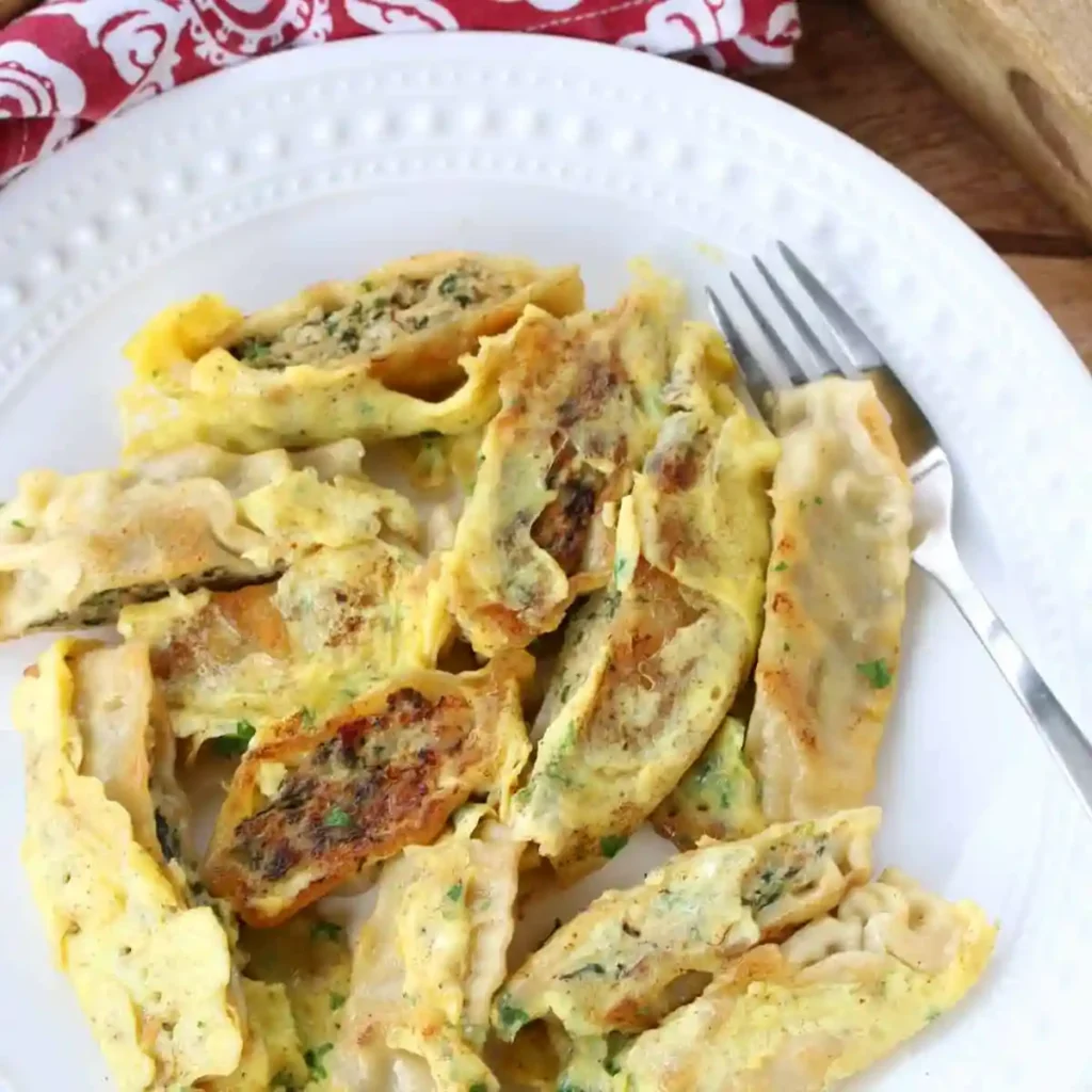 Gebratene Maultaschen Pfanne mit Ei auf einem Teller – knusprige Maultaschen mit Ei und Kräutern