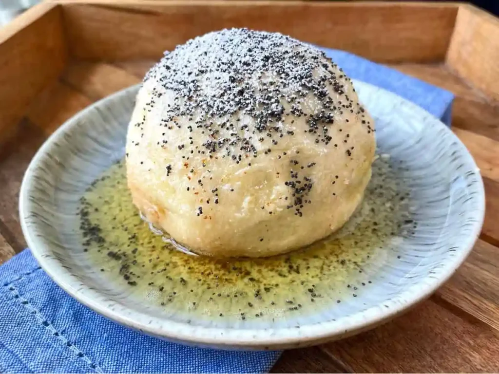 Germknödel Rezept mit Pflaumenmus – frisch gedämpfter Germknödel mit Mohn und Butter