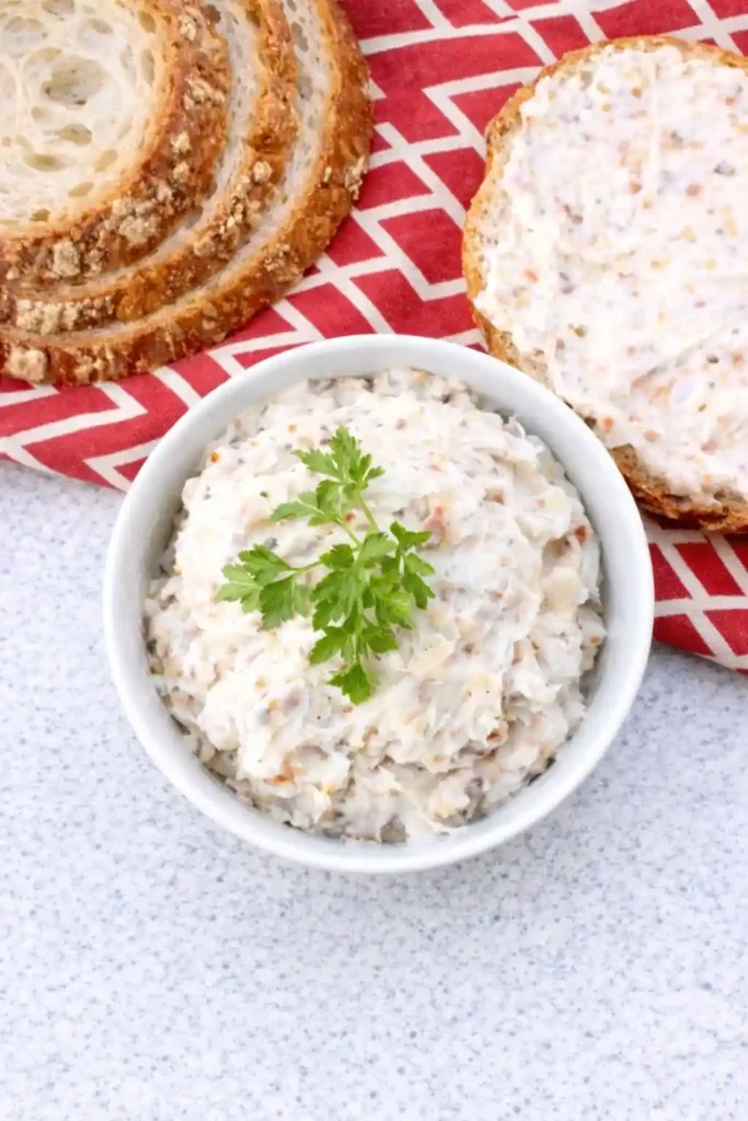 Griebenschmalz selber machen nach Omas Rezept – cremiges Griebenschmalz DDR Rezept mit Brot im Hintergrund