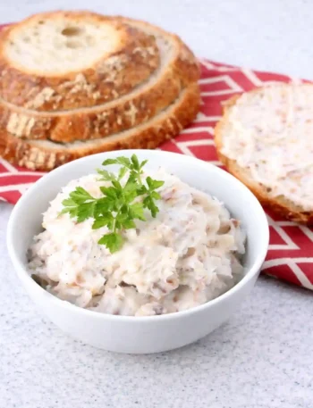 Griebenschmalz selber machen nach Omas Rezept – klassisches Griebenschmalz DDR Rezept mit knusprigen Grieben, serviert in einer Schale mit frischem Brot