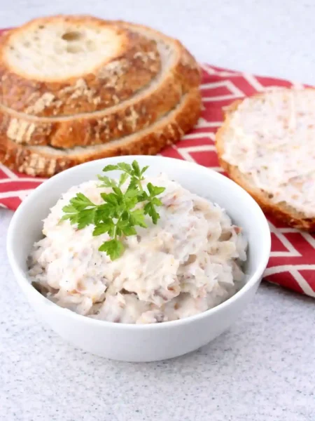 Griebenschmalz selber machen nach Omas Rezept – klassisches Griebenschmalz DDR Rezept mit knusprigen Grieben, serviert in einer Schale mit frischem Brot