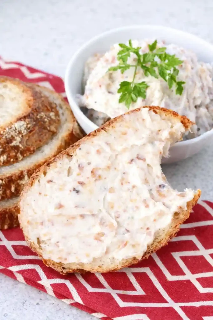 Griebenschmalz selber machen nach Omas Rezept – frisch gestrichenes Griebenschmalz auf knusprigem Brot, klassisches Griebenschmalz DDR Rezept