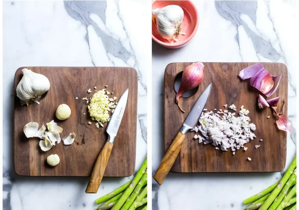 Knoblauch und Schalotten schneiden für grüner Spargel in der Pfanne braten Rezept
