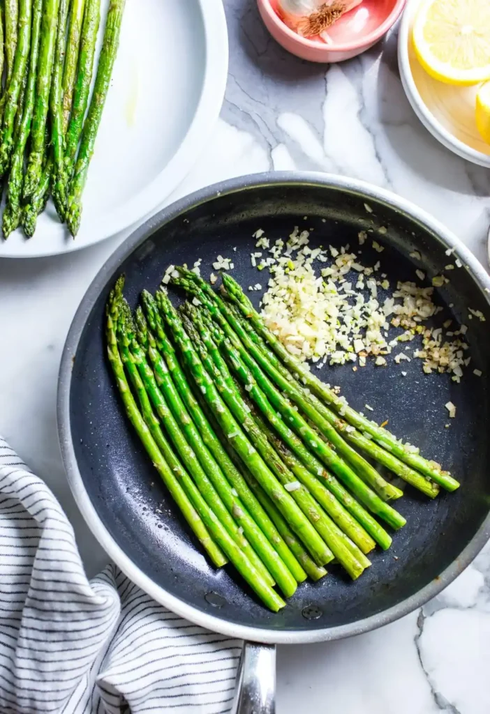 Grüner Spargel in der Pfanne mit Knoblauch und Schalotten braten – gebratener Spargel Rezept