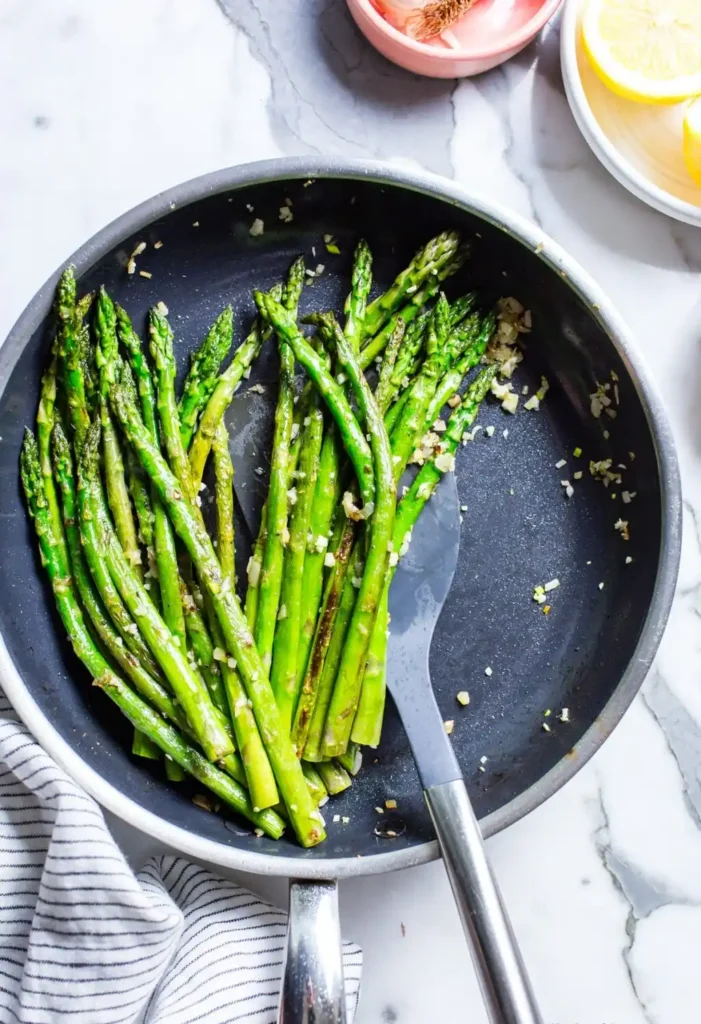 Grüner Spargel in der Pfanne fertig gebraten mit Knoblauch – einfaches Spargel braten Rezept
