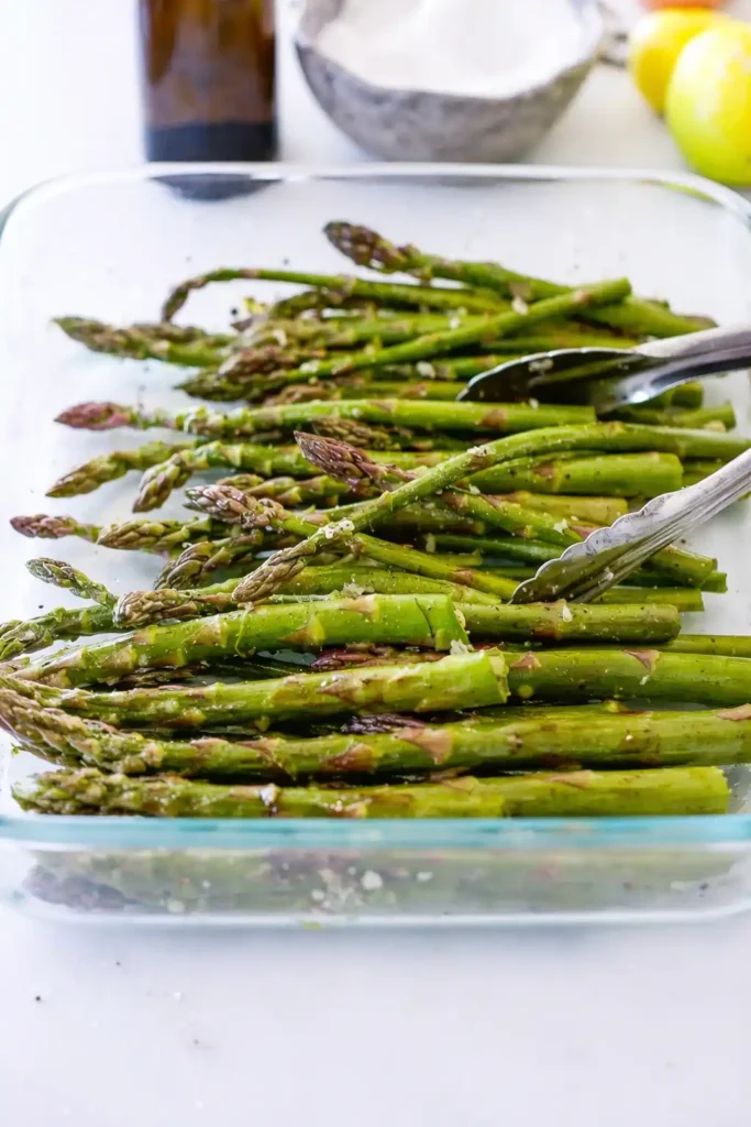 Grüner Spargel marinieren in einer Schüssel – Vorbereitung für gegrillter Spargel vom Grill mit Marinade