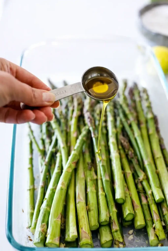 Grüner Spargel marinieren mit Olivenöl – Vorbereitung für gegrillter Spargel vom Grill