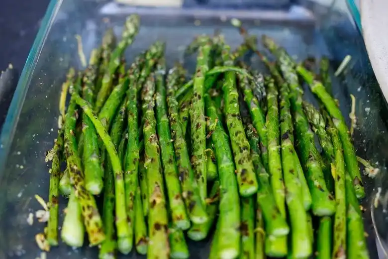 Gegrillter grüner Spargel mit Marinade in einer Auflaufform – Spargel vom Grill Rezept