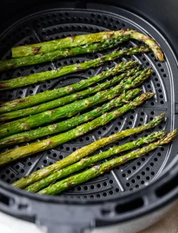 Grüner Spargel aus Heißluftfritteuse im Airfryer Korb – spargel im airfryer zubereiten einfach und knusprig