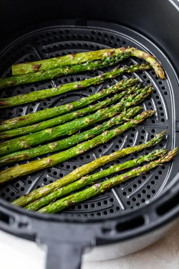 Grüner Spargel aus Heißluftfritteuse im Airfryer Korb – spargel im airfryer zubereiten einfach und knusprig