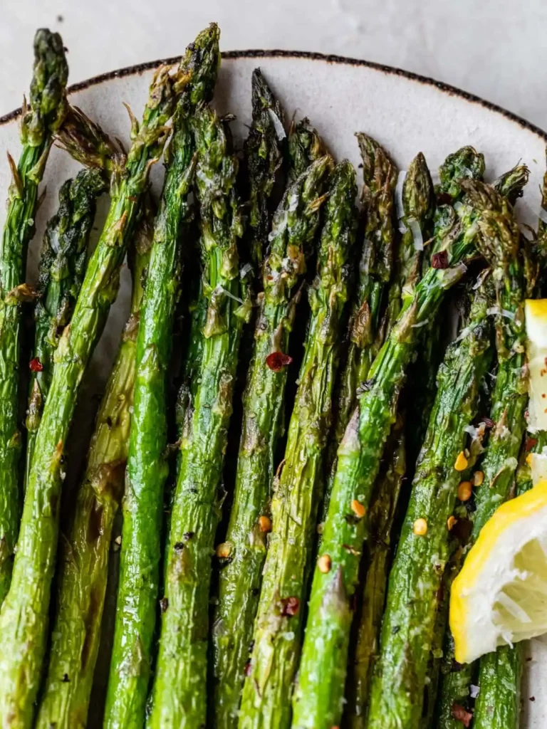 Grüner Spargel aus Heißluftfritteuse mit Gewürzen und Zitrone – spargel im airfryer knusprig zubereitet