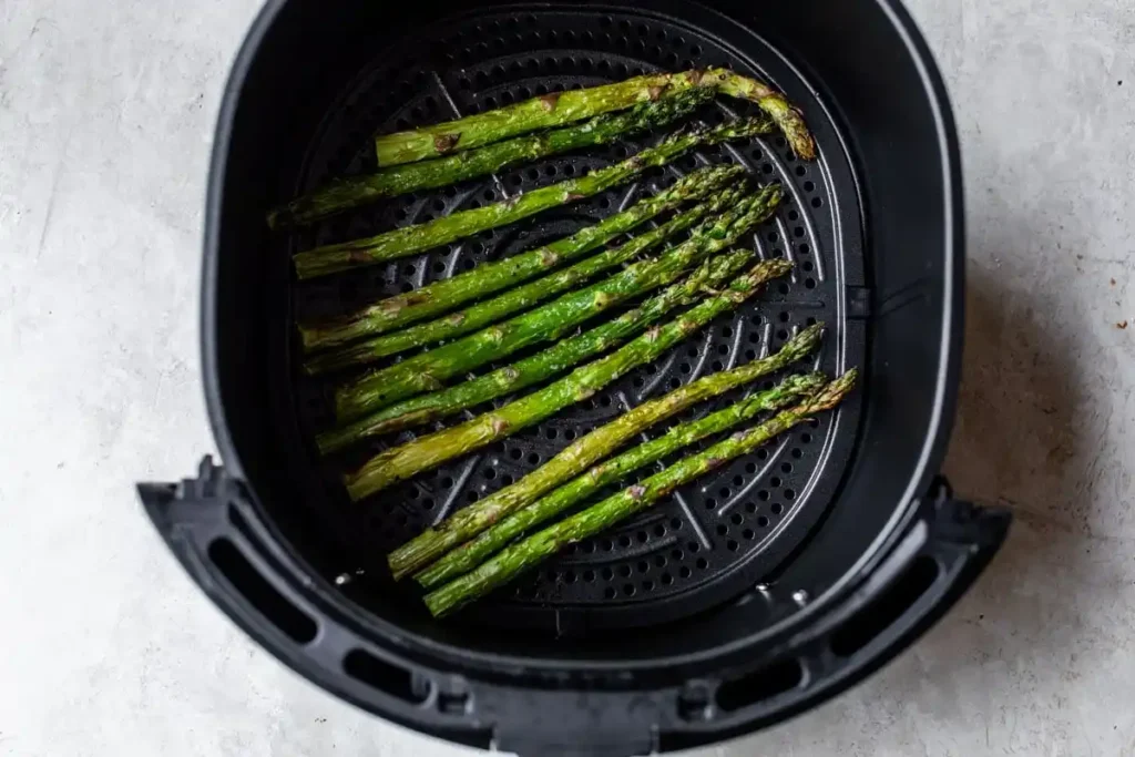 Grüner Spargel im Airfryer knusprig gegart – spargel aus heißluftfritteuse zubereiten einfach und schnell