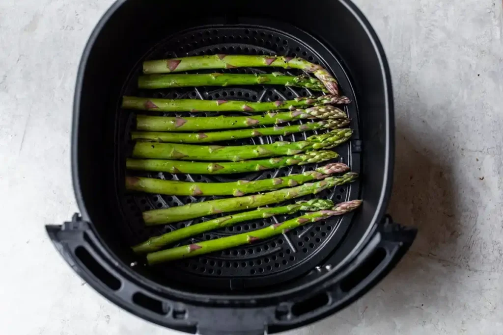 Grüner Spargel im Airfryer Korb – spargel in der heißluftfritteuse zubereiten einfach und gleichmäßig gegart