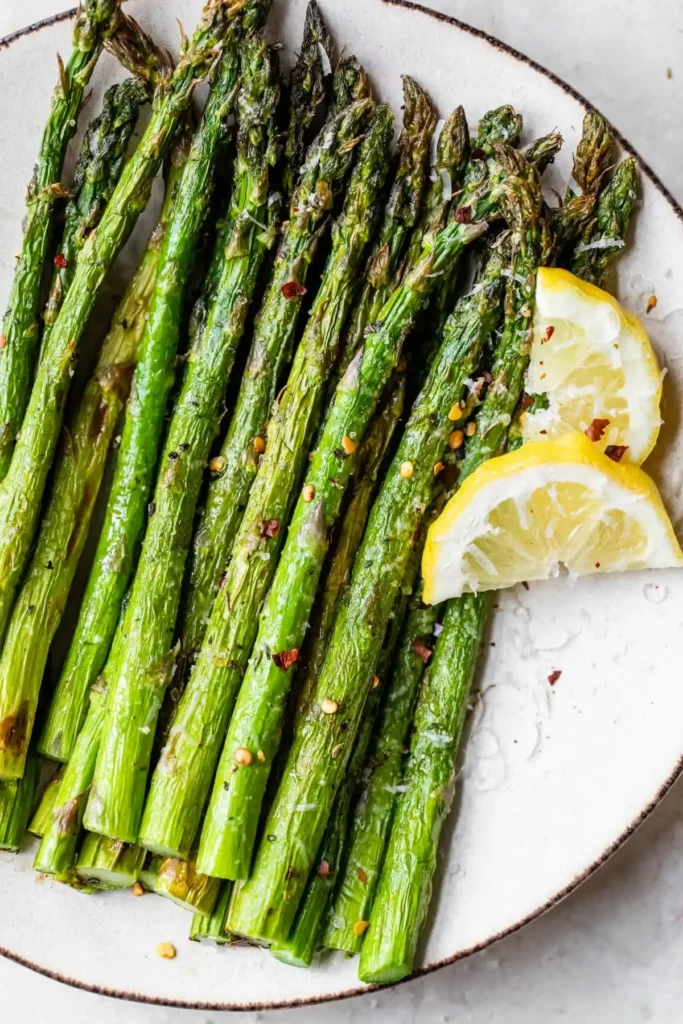 Grüner Spargel aus Heißluftfritteuse mit Zitrone und Gewürzen – spargel im airfryer zubereiten knusprig und einfach