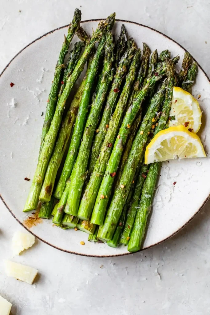 Grüner Spargel aus Heißluftfritteuse mit Zitrone und Gewürzen – grüner spargel airfryer knusprig zubereitet
